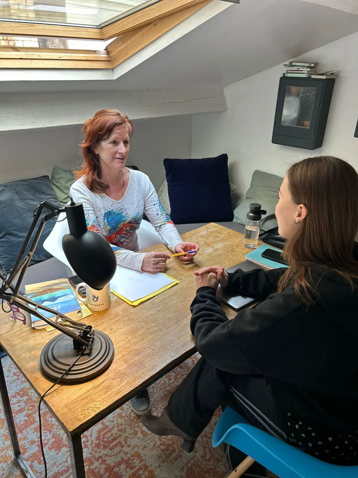 Coach de vie Paris 18 — Céline Moreau prenant des notes lors d'une séance